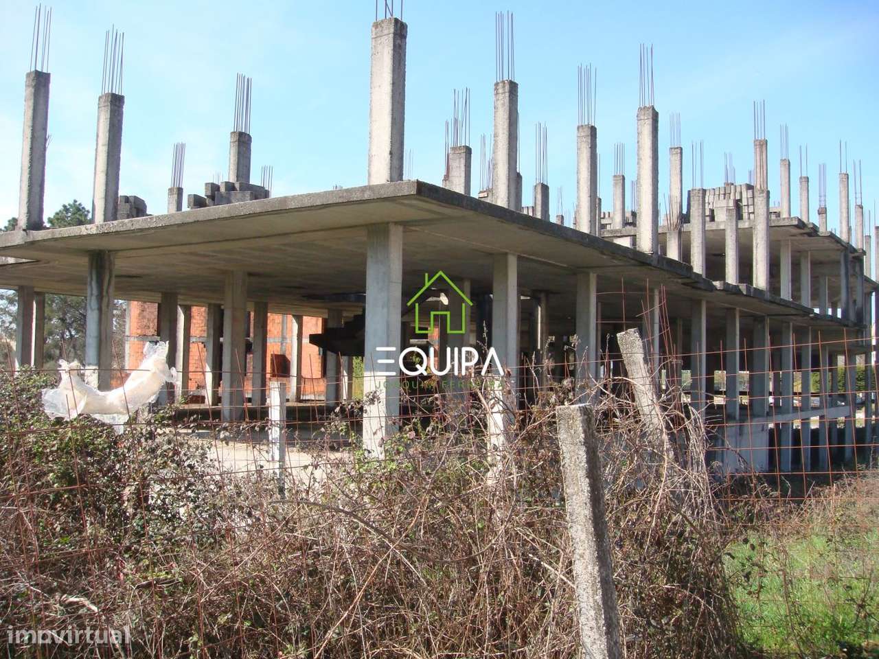 Prédio em Construção em Vila Nova de Paiva - Viseu - Em Frente a EB-11