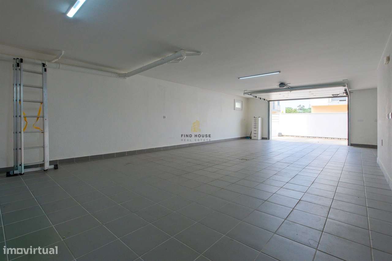 Moradia T3 com piscina, jardim e garagem box, na Caparica-45