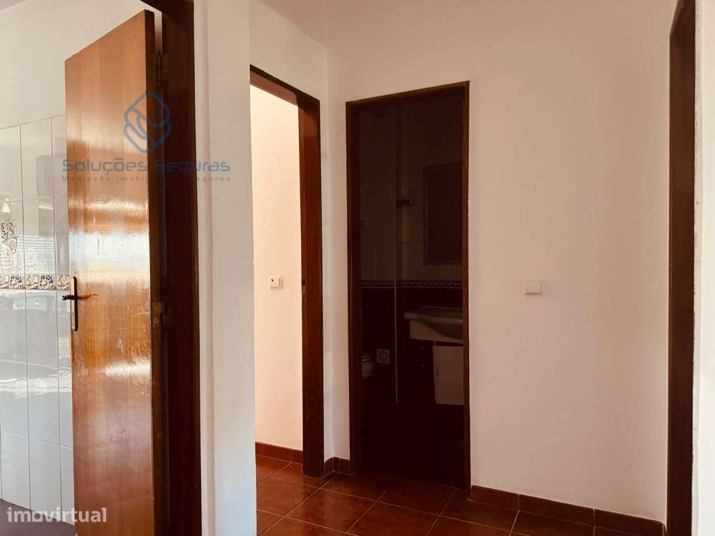 Apartamento T2 | Arrecadação | Centro Moita 3º andar-11