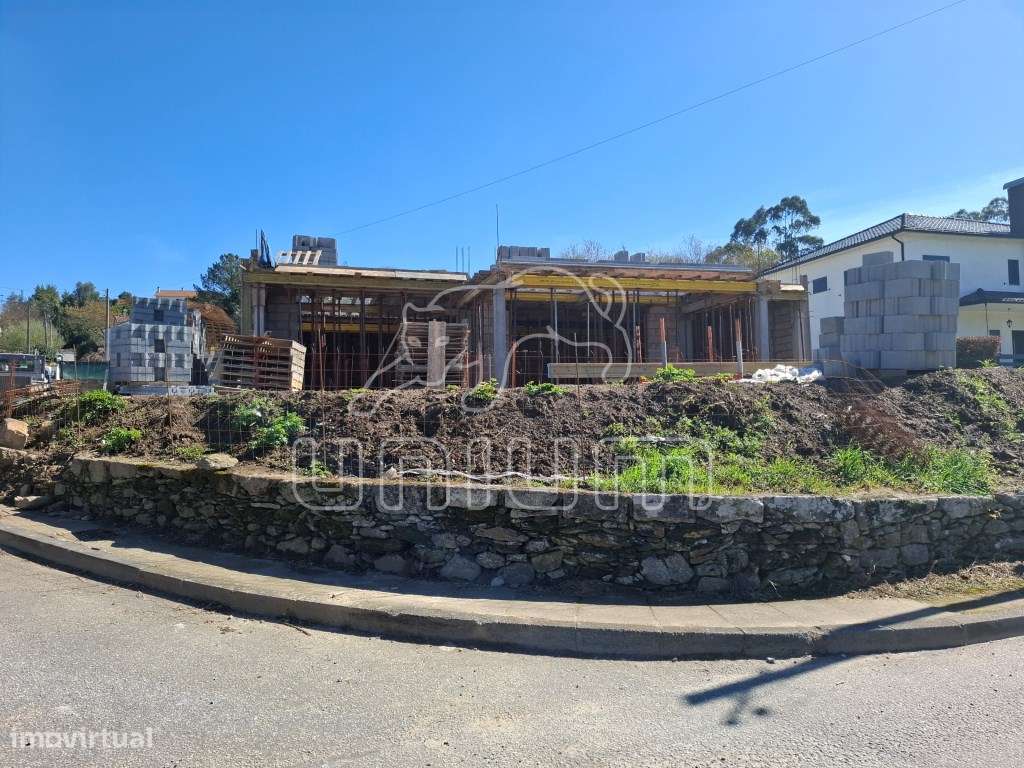 Moradia T4 com piscina-5