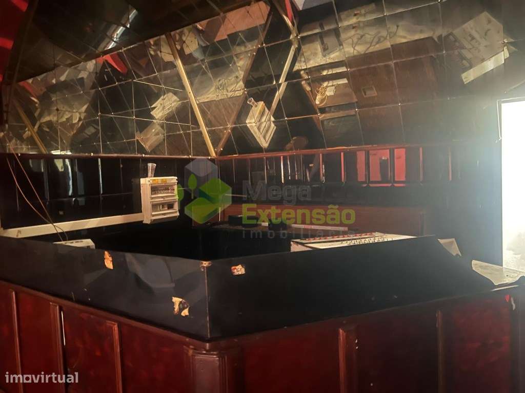 Antigo bar, para recuperar, perto de Alcoentre - junto à A1, com lo...-15