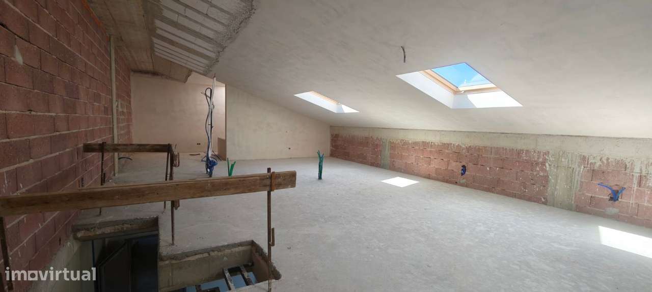 Apartamento T4 com varanda e garagem. Junto à cidade-10