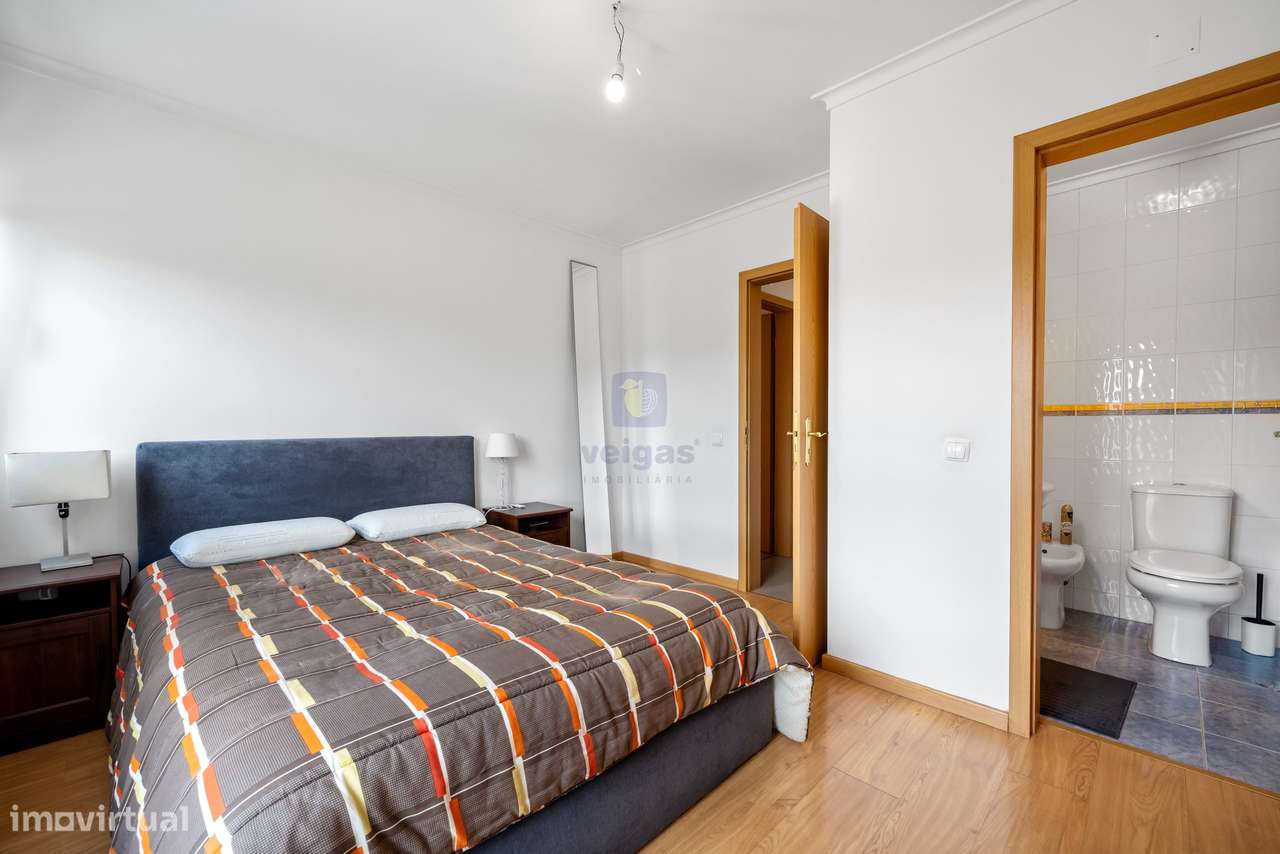 Apartamento T3 Renovado com Vista Rio-13