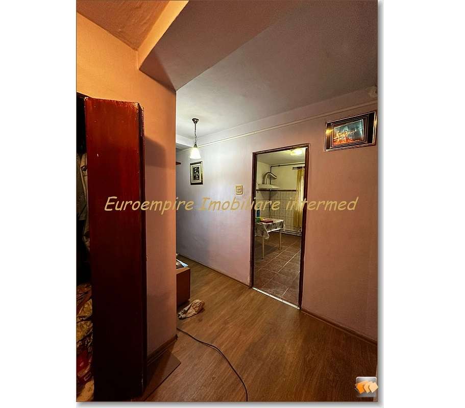 Apartament 2 camere decomandate zona Poarta 6-6