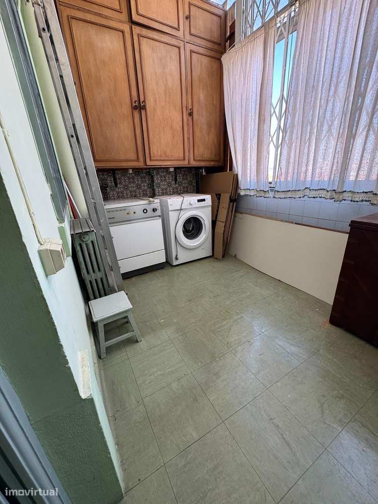 Charmoso Apartamento Familiar de Época com Excelente Potencial-23