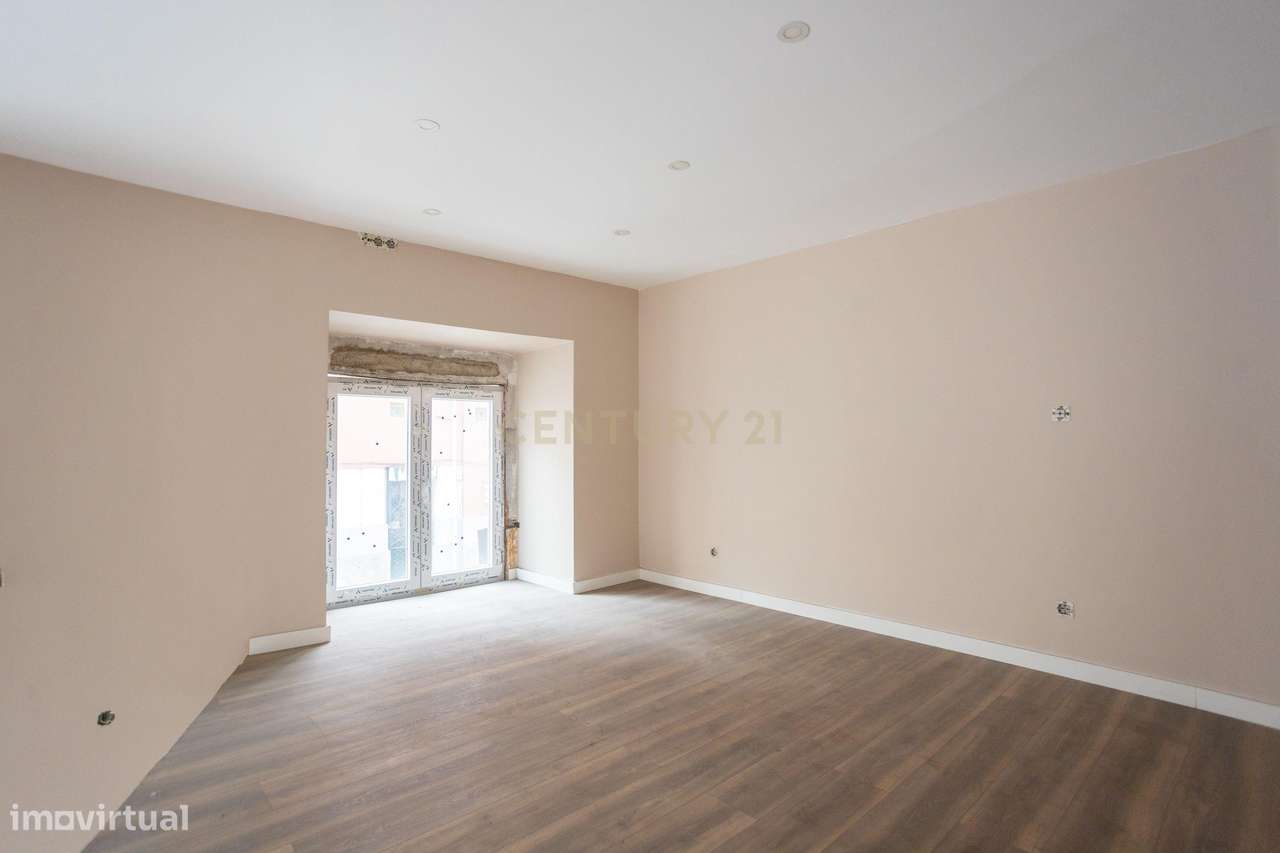 Charme e Visibilidade na Icónica Loja Cor-de-Rosa de Esquina-7