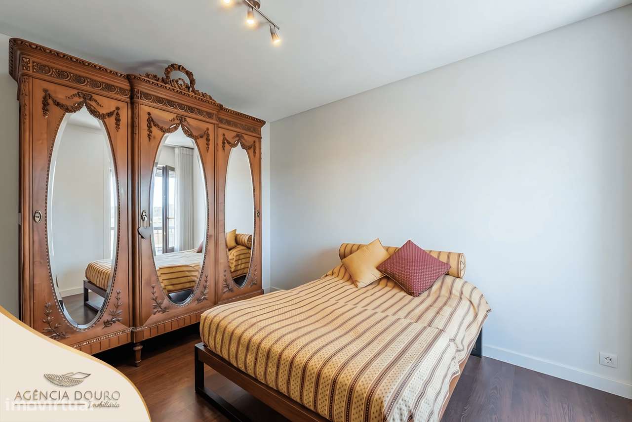 Apartamento T4 com varandas, em Aldoar, Porto-12