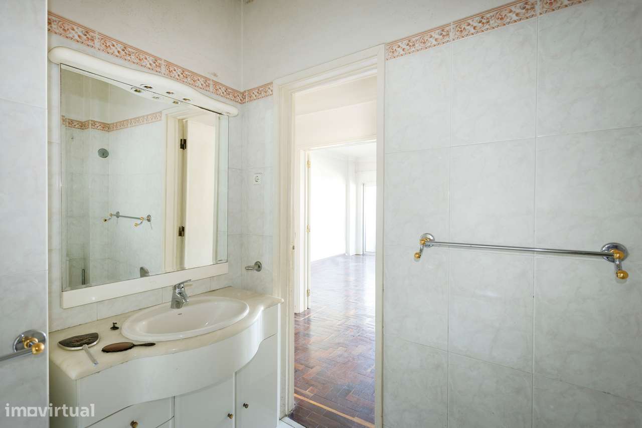 Apartamento T2 com elevador, Avenida da República, Lisboa-15
