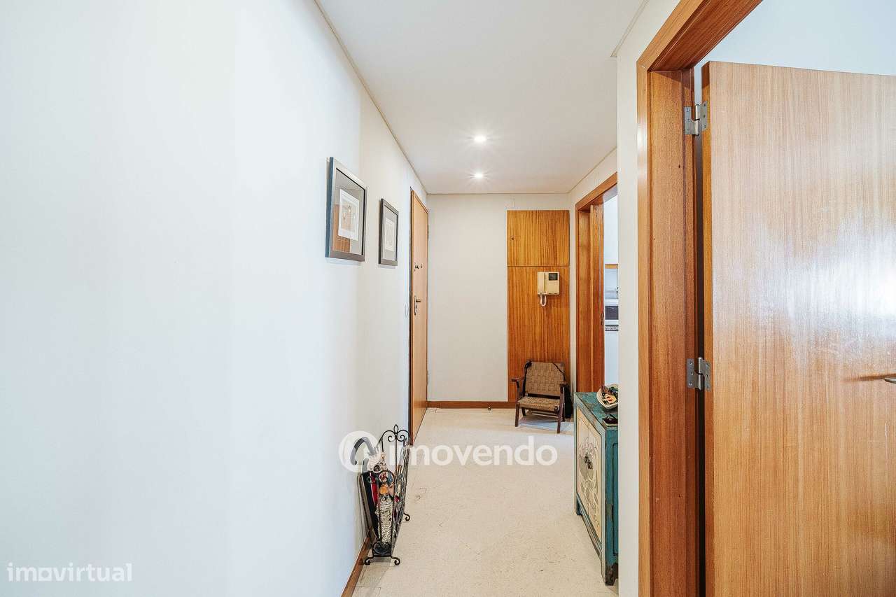 Apartamento T3, com garagem e arrecadação, na Ramada-35