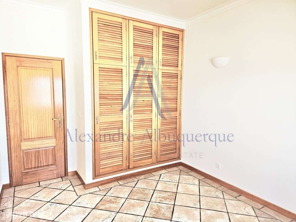 Moradia Isolada com Piscina T3+2-20