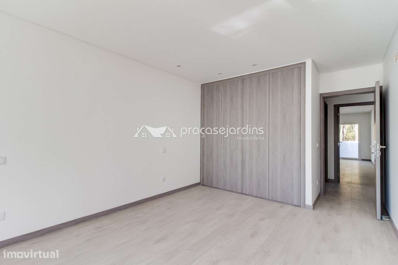 Moradia T3 com jardim, varanda e garagem-9