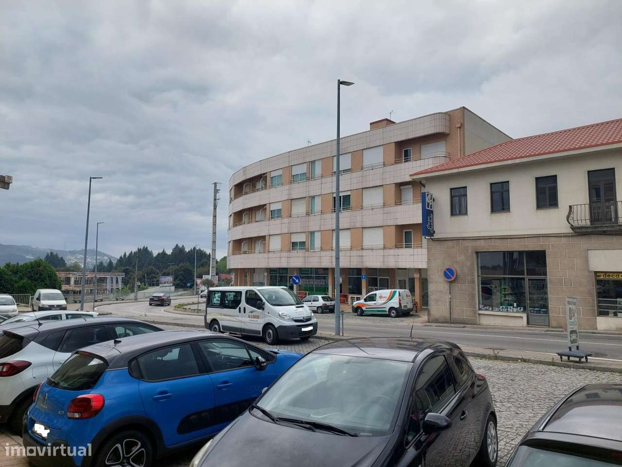 Espaço Comercial com 2 pisos para venda em Lordelo , Paredes-3