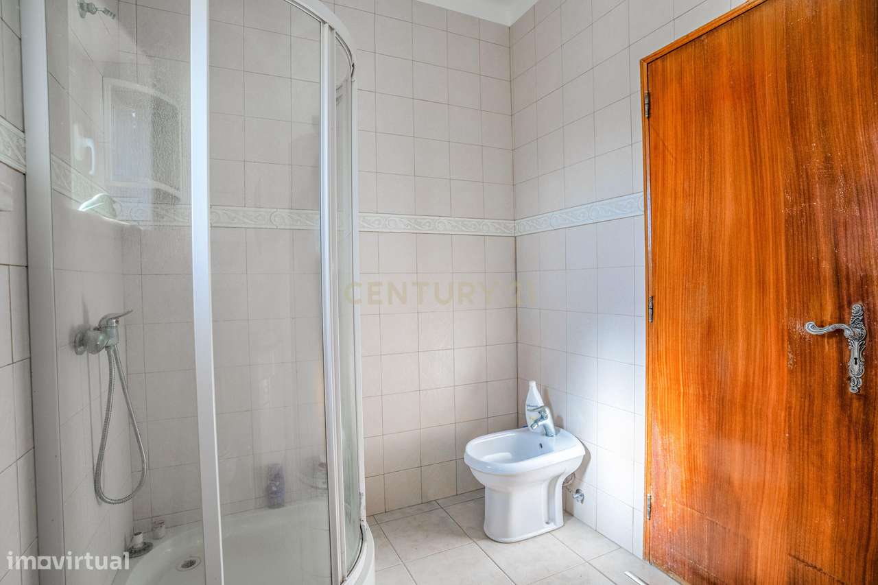 Moradia Bifamiliar com 2 Armazéns de Grande Dimensão-16