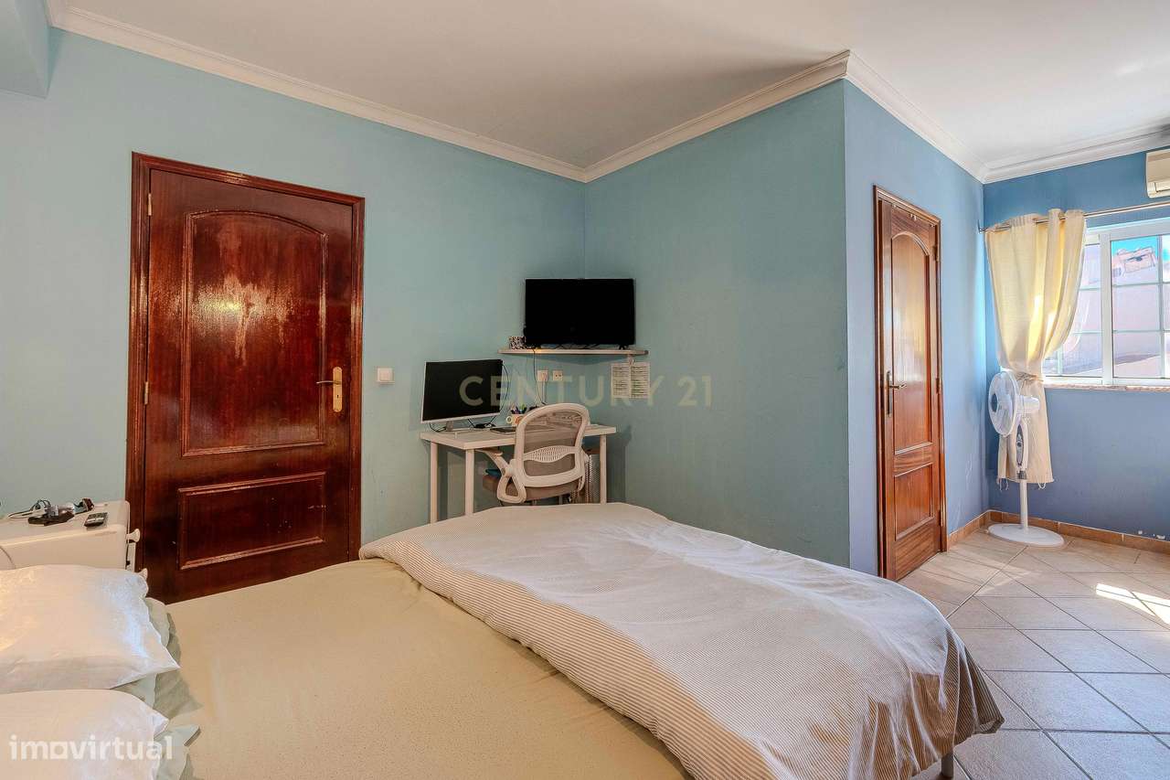 Moradia T2 Geminada C/ 2 Apartamentos Independentes e 238 M2 de Área E-33