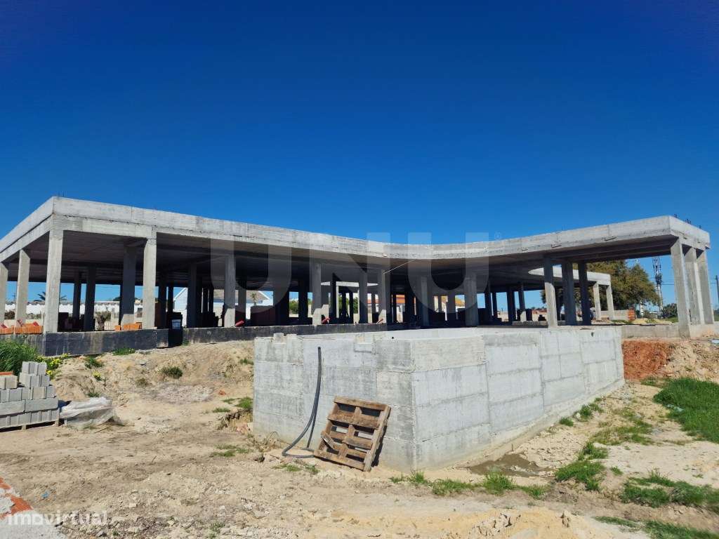 Quinta com moradia moderna térrea c/ piscina e jardim-33