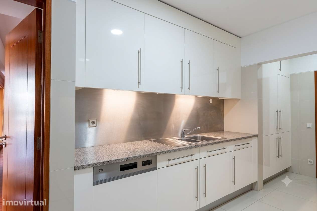 Apartamento T5 com 4 casas de banho e garagem-12
