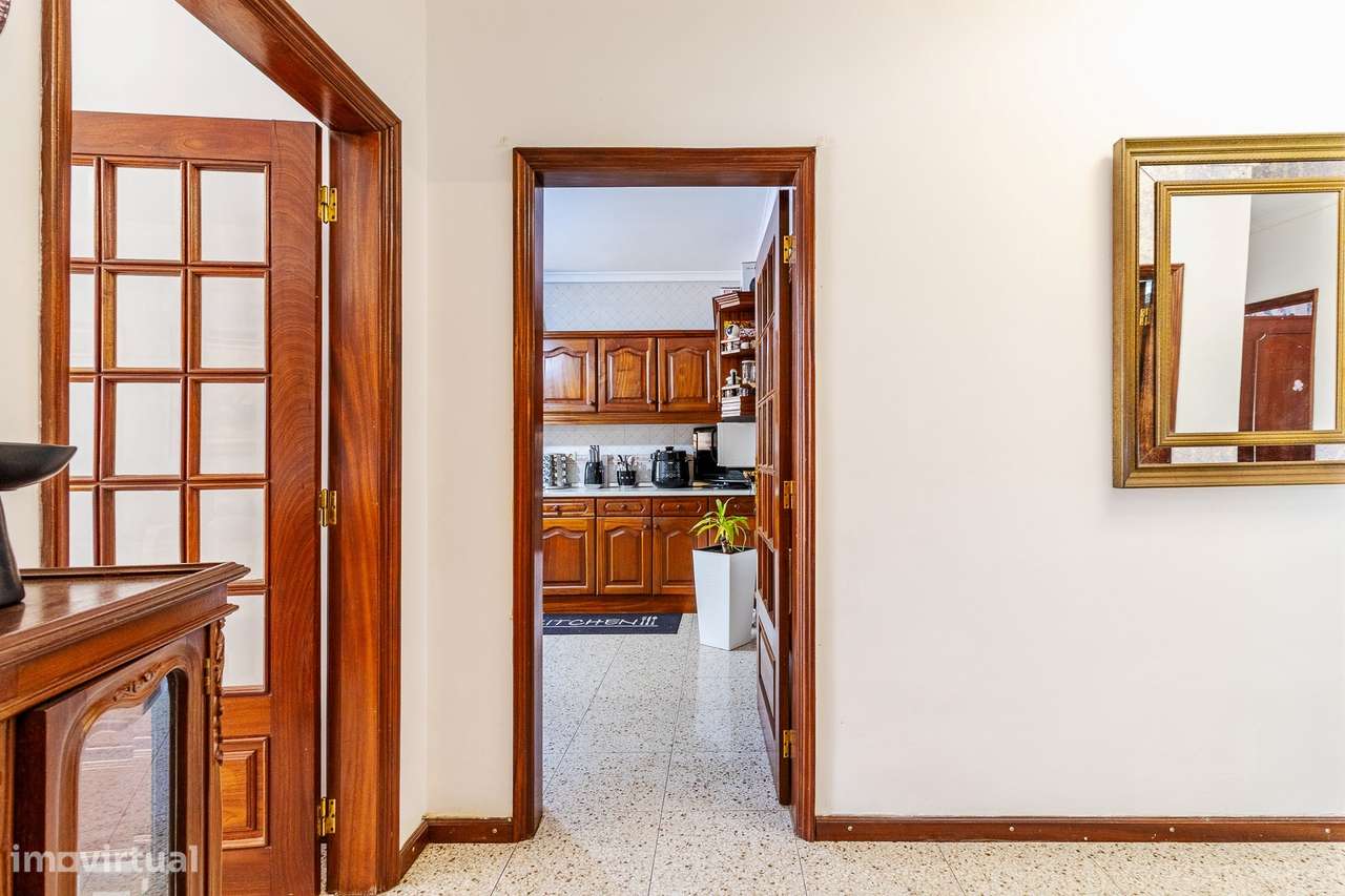 T3 de Excelência com T0 Independente, Garagem Fechada e 3 Lugares de E-6