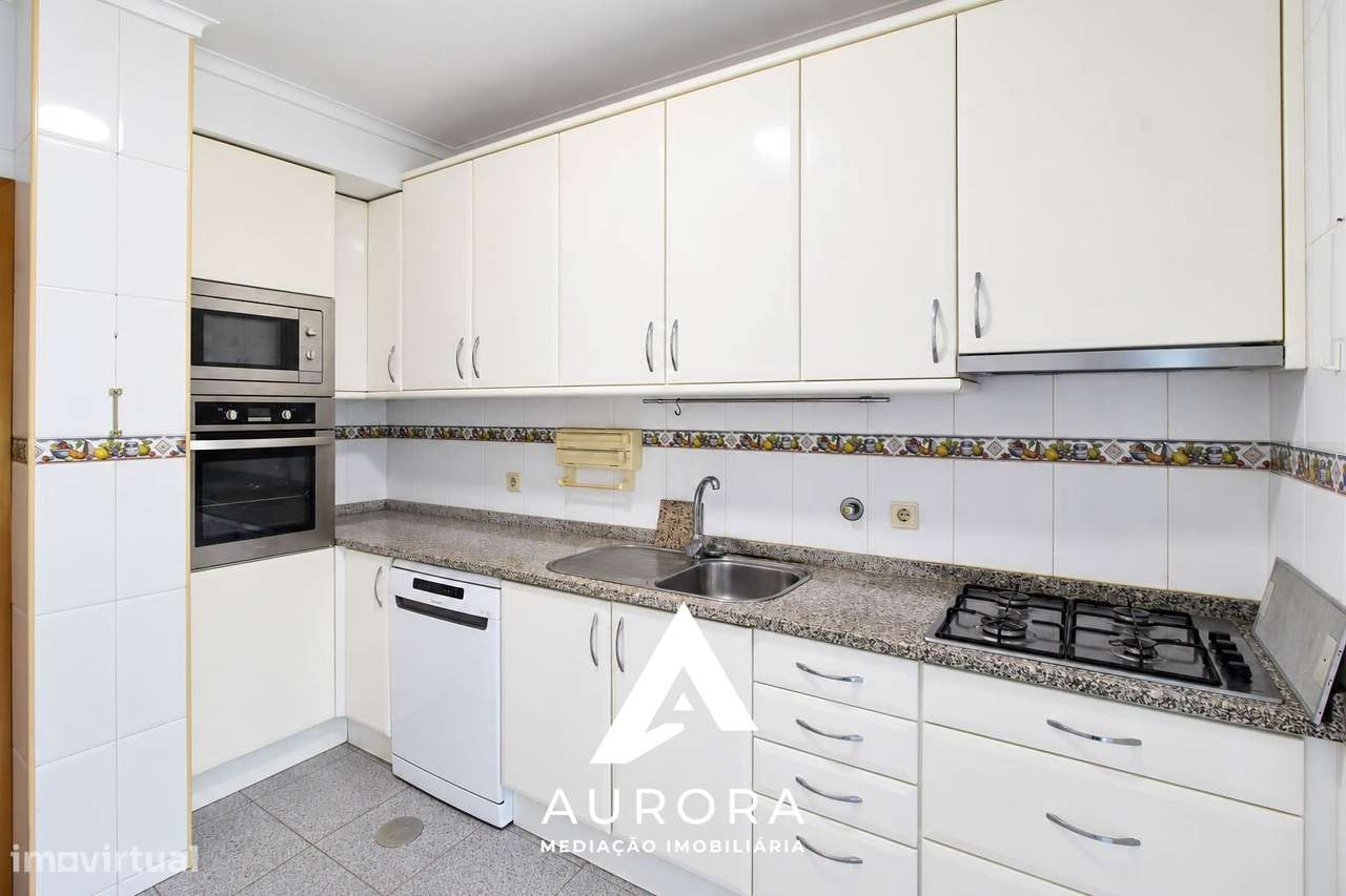 Apartamento T3 com 2 lugares de garagem e sótão-6