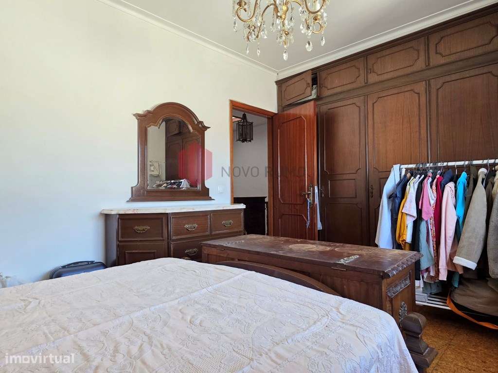 Moradia T3 de três frentes, com três pisos, anexos e garagem, inser...-19