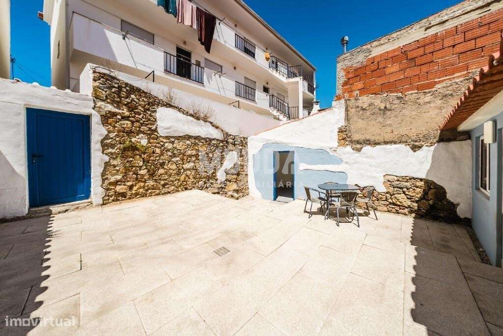 Moradia térrea T1+1 renovada com charme na Rua Direita, 35 mesmo no co-17