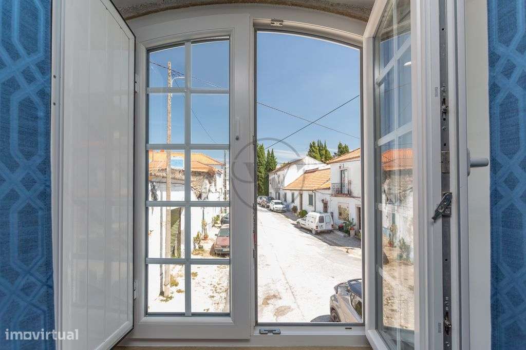 Moradia T5 com jardim e piscina no coração histórico de Azeitão-48