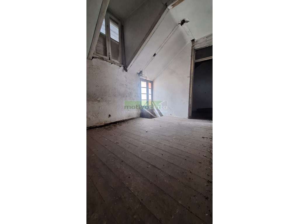 Moradia T2 com 2 Pisos no Coração de Campolide, Lisboa-6