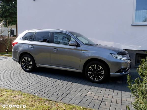 Mitsubishi Outlander 2.0 4WD Plug-In Hybrid Top - 16