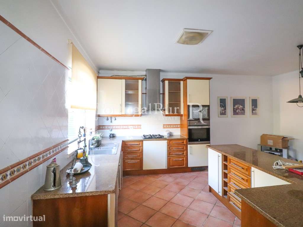 Elegante Moradia T4 com Jardim e Anexos em Alpiarça-11