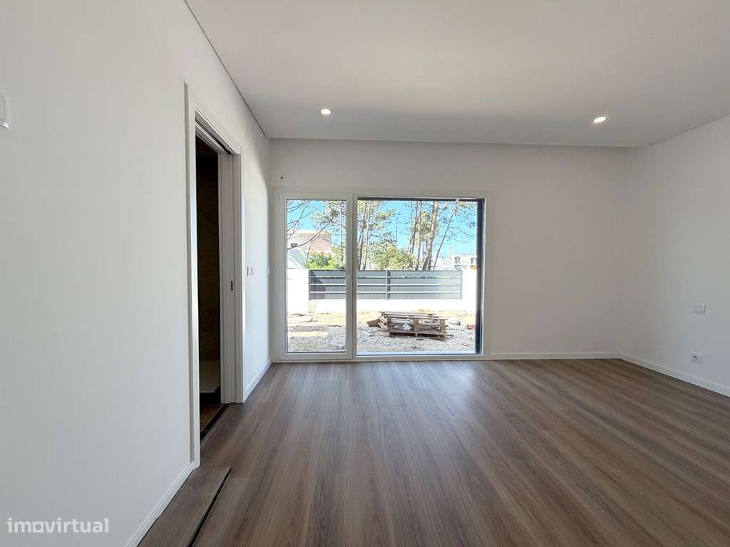 Moradia Moderna T3 à Venda com Piscina, a 10 Minutos da Praia-15