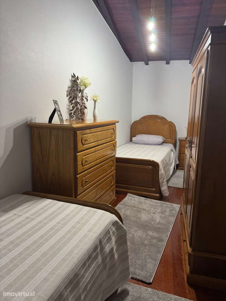 Moradia térrea T4 em pedra com 386m2 e terreno com 6.000m2, anexos.-51