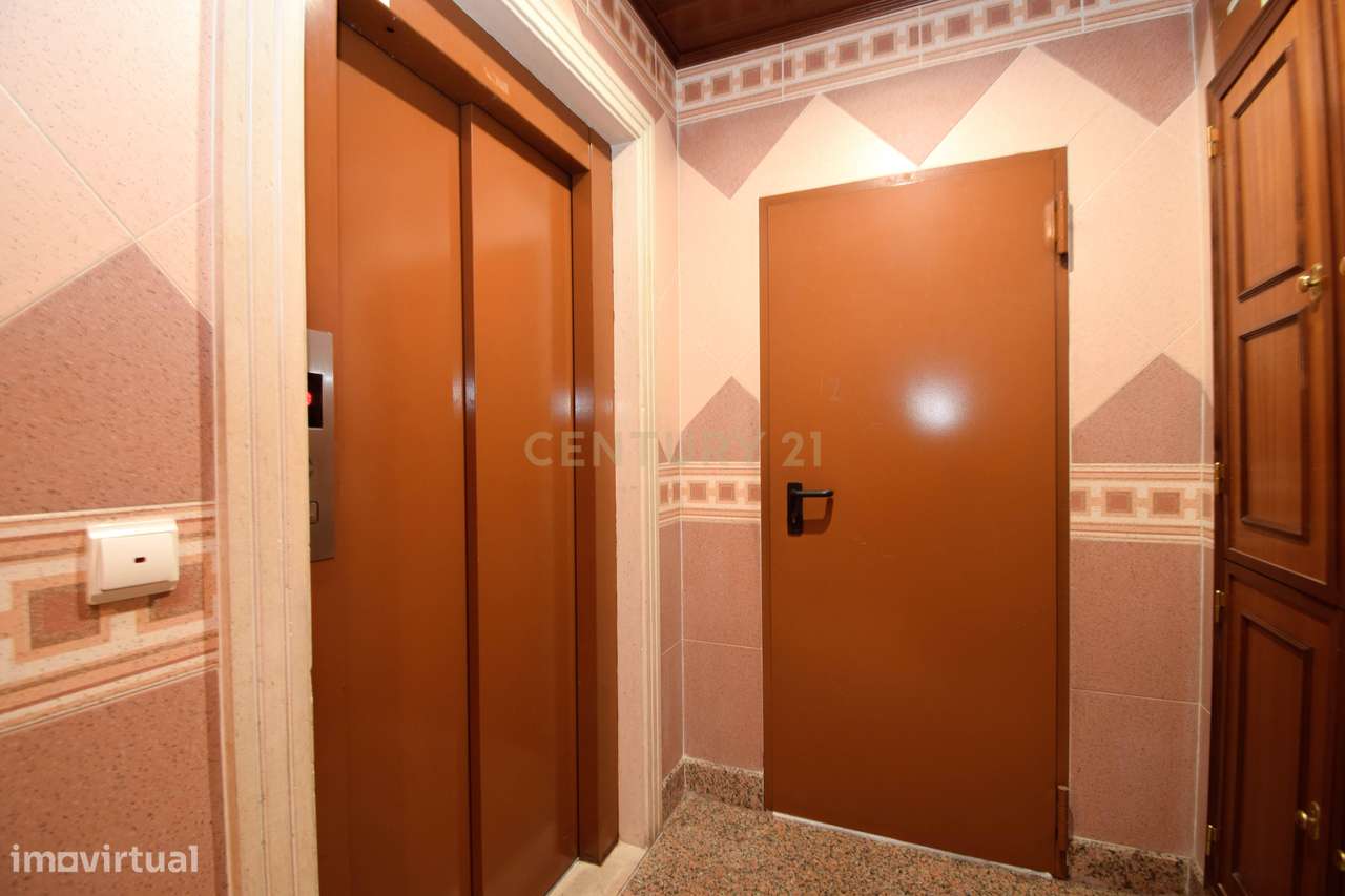 T2 Remodelado como Novo | Elevador | Arrecadação | Varanda Fechada | L - Grande imagem: 5/23