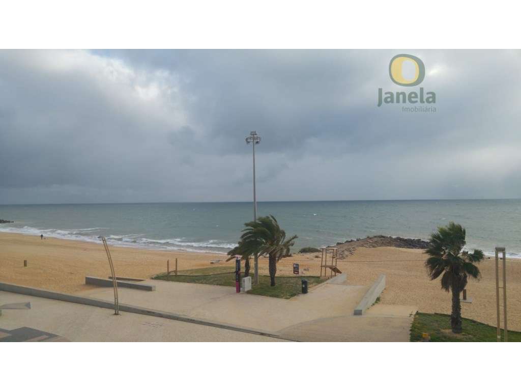 Ótimo T2 com 2 Wc´s, frente à Praia de Quarteira