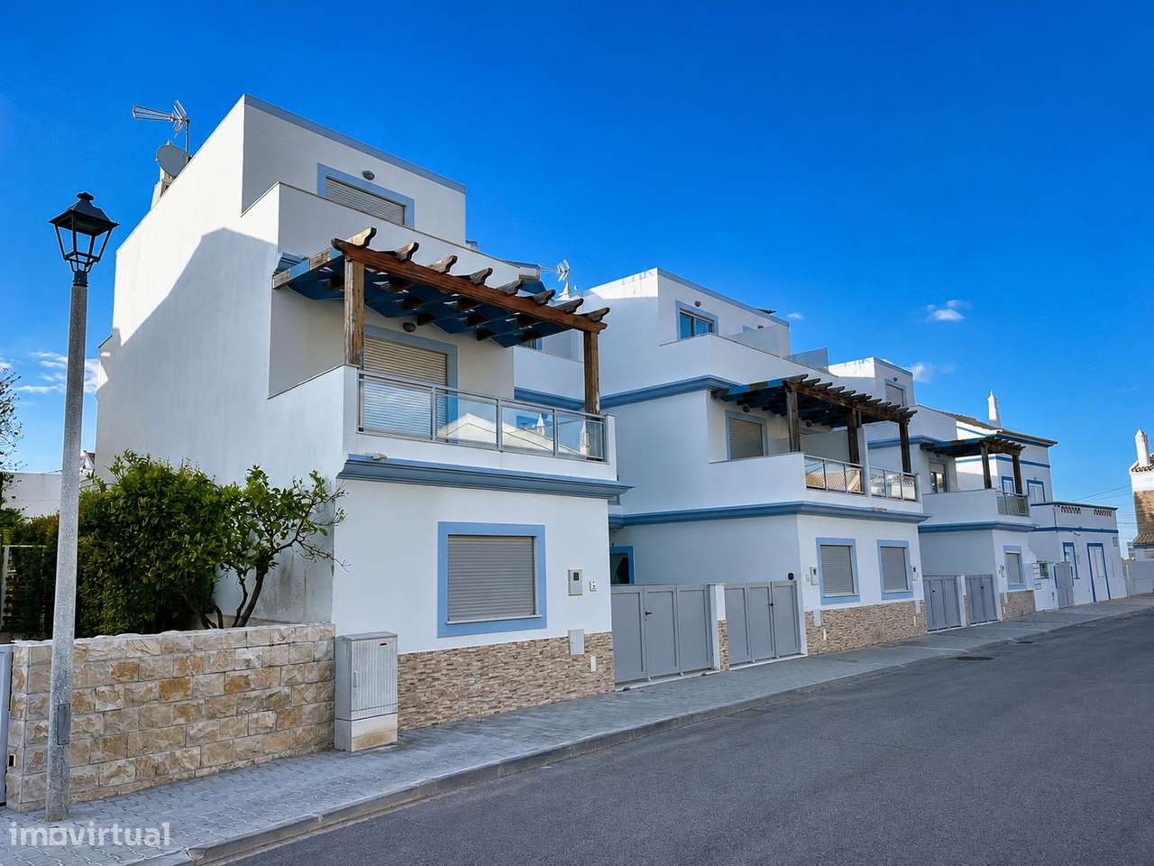 Apartamento T0+2 duplex mobilado e equipado na Manta Rota, Algarve-0