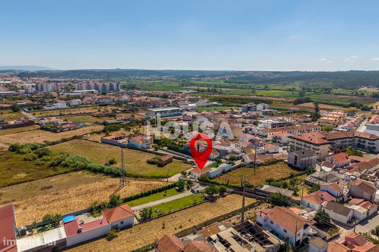 Moradia T4 térrea totalmente renovada na Gândara dos Olivais-55