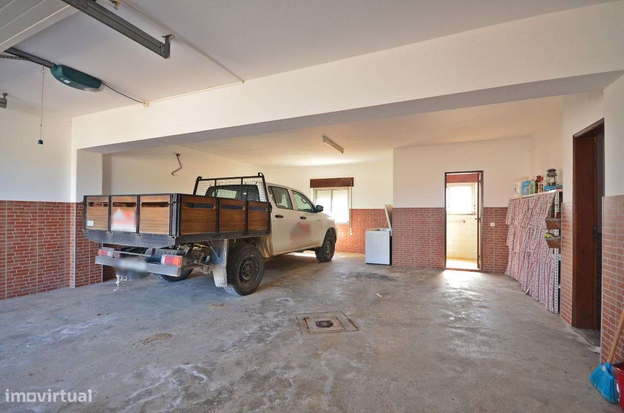 Moradia T5 inserida em terreno de 2.836 m2 - Grande imagem: 2/33