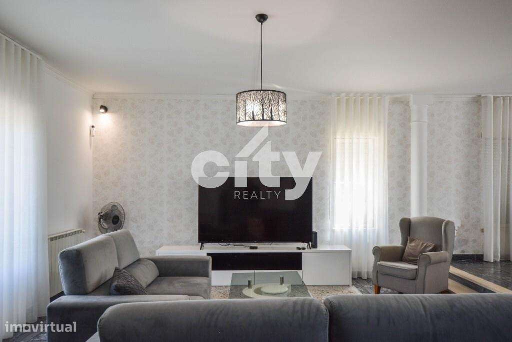 MORADIA T4  COM GARAGEM, LOTE -700 m2, ÁREA DE CONSTRUÇÃO 363 m2-0