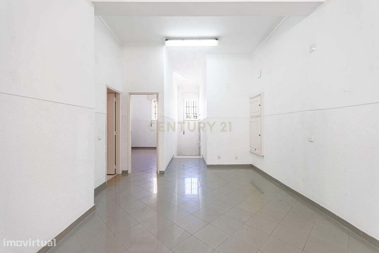 Loja para Venda em Odivelas – 91 m² | Junto ao Metro | Potencial para-4