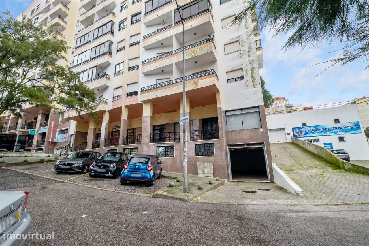 Armazém/Estacionamento Fechado – 155 m² – Tapada das Mercês-24