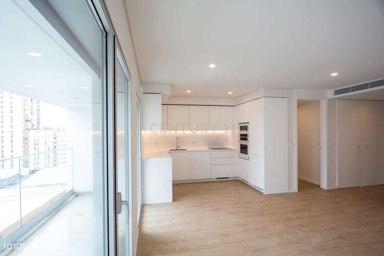 Apartamento T2A com estacionamento e piscina - Areeiro - Grande imagem: 2/17