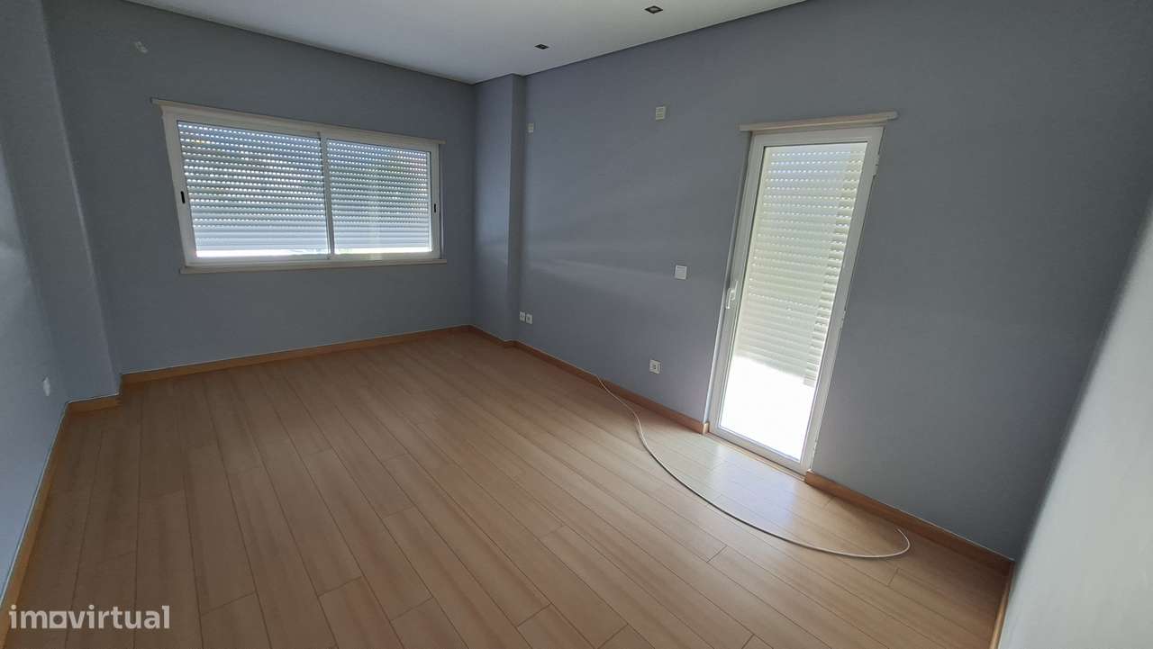 APT T3 com 162m2 com Arrecadação e Lugar de estacionamento Montijo-14