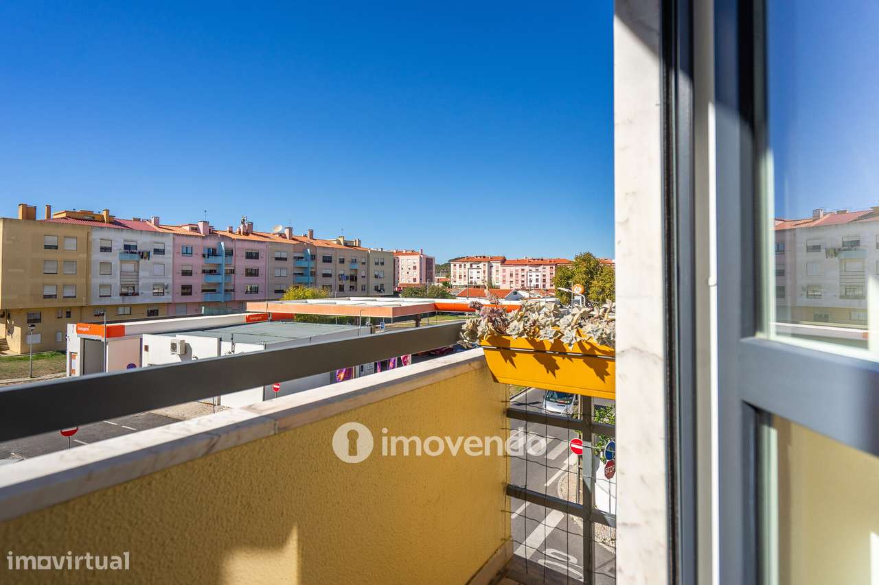 Apartamento T2 com estacionamento e arrecadação, em Mem Martins-5