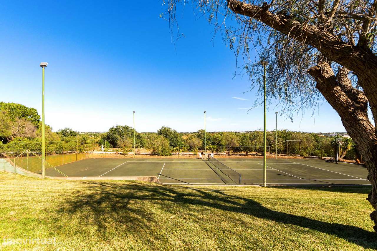 Moradia de luxo com piscina, anexo, campo de ténis  e jardim-42