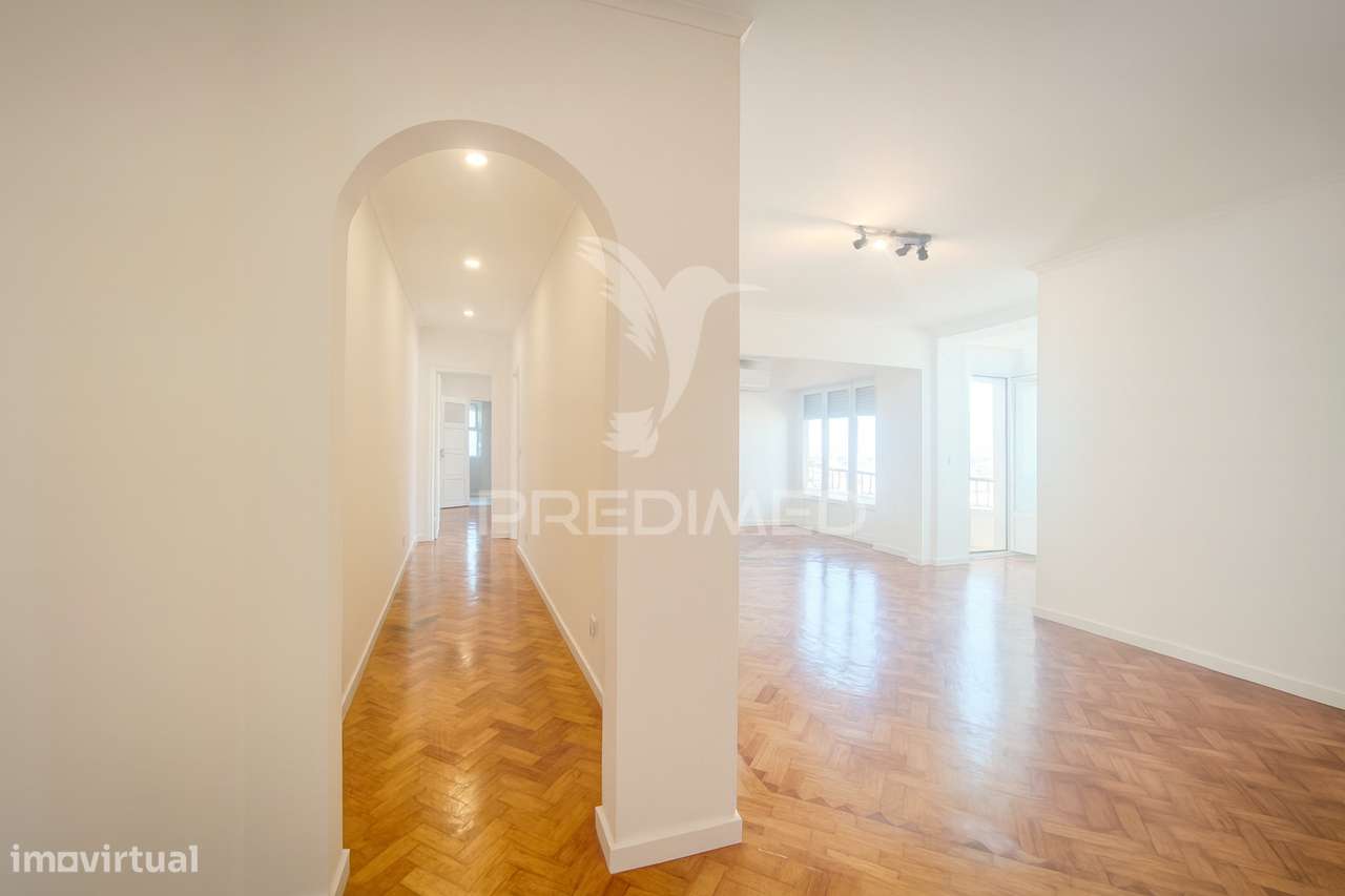 Apartamento T3 Renovado em Entrecampos – Localização Premium - Grande imagem: 4/32
