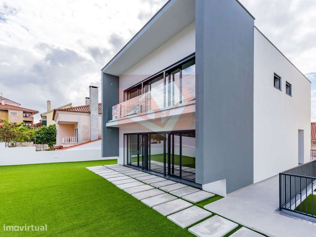Moradia V5 nova no Bairro do Trigache em Famões-0