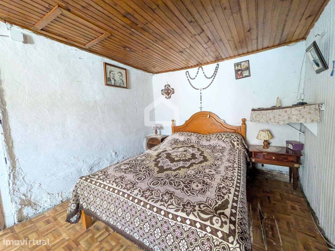 Oportunidade Única: Moradia para Restauro com Grande Potencial-20