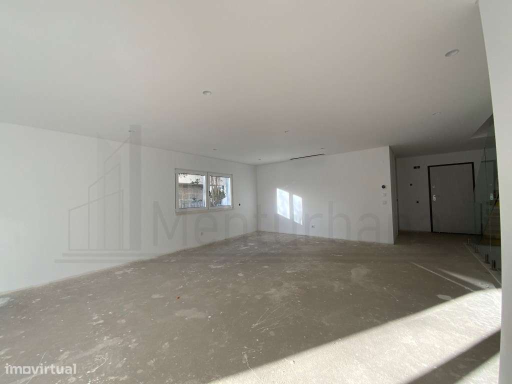 MORADIA T4 EM CONDOMÍNIO COM PISCINA - ESTORIL-5