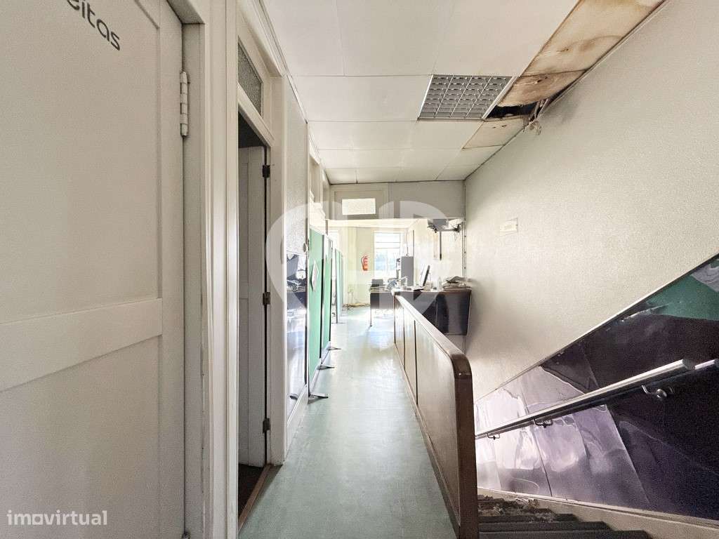 Edifício Comercial 2 Pisos // Rua do Padrão - Pedroso-18