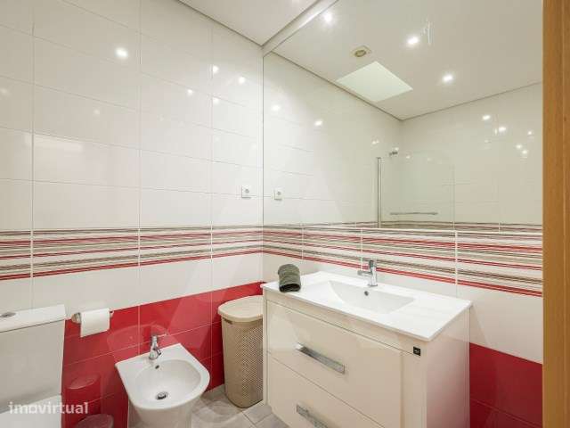 Moradia T4 de arquitetura moderna localizada em Aradas-14