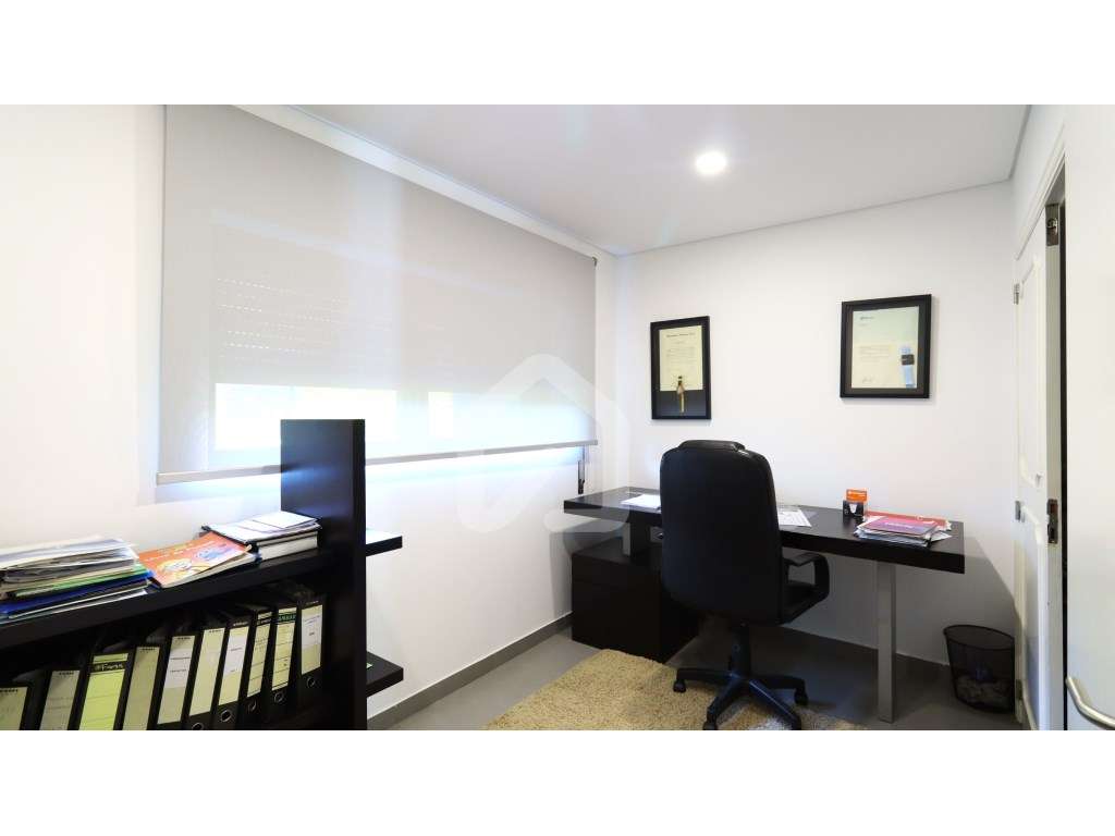 Moradia individual T4+1 com piscina, em Esmeriz-28