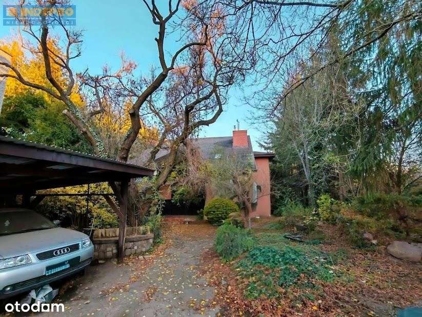 Zielona enklawa w mieście – dom z potencjałem!-7